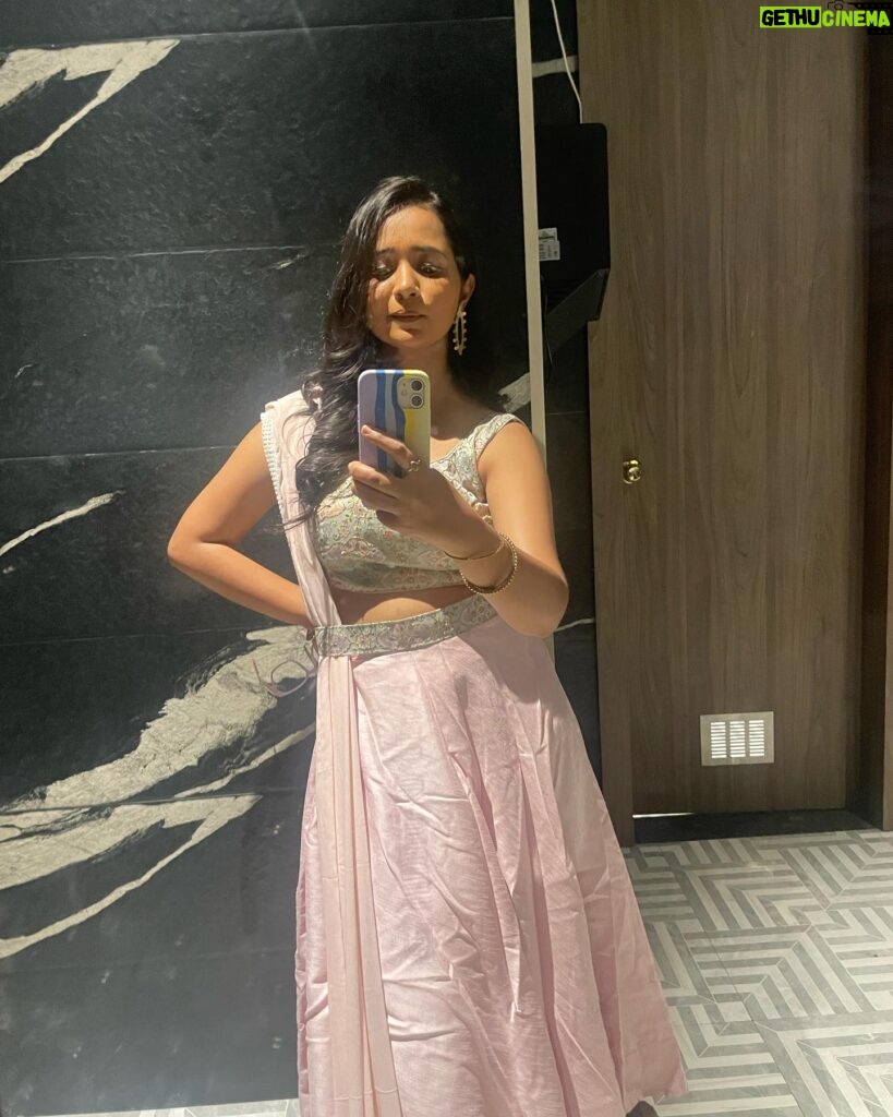 Gauri Kulkarni Instagram - Hello! 💜🤗 Sangeet ready with my favourite @_vastralekha_ 😉 #notmywedding #notmysangeet 😅