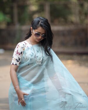 Gauri Kulkarni Instagram - Kya aapko ढग dikh rahe hai? 
Kahan? 
Ohh saree pe 🩵

Saree- @aaru_abhijit 
Jewellery- @shreerampearls 
P.C- @ashayrtulalwar 
Hair & saree draping- @ruksar__99 
Styled by- @tanmay_jangam