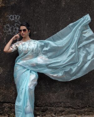 Gauri Kulkarni Instagram - Kya aapko ढग dikh rahe hai? 
Kahan? 
Ohh saree pe 🩵

Saree- @aaru_abhijit 
Jewellery- @shreerampearls 
P.C- @ashayrtulalwar 
Hair & saree draping- @ruksar__99 
Styled by- @tanmay_jangam