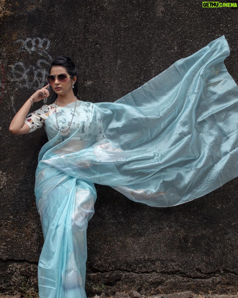 Gauri Kulkarni Instagram - Kya aapko ढग dikh rahe hai? Kahan? Ohh saree pe 🩵 Saree- @aaru_abhijit Jewellery- @shreerampearls P.C- @ashayrtulalwar Hair & saree draping- @ruksar__99 Styled by- @tanmay_jangam