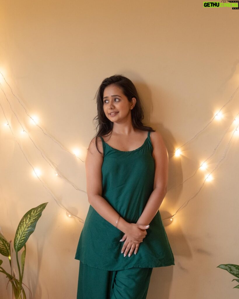 Gauri Kulkarni Instagram - Saste Lighting ke Nashe 🤭💚 Dress- @sadagi.in P.C- @ashayrtulalwar