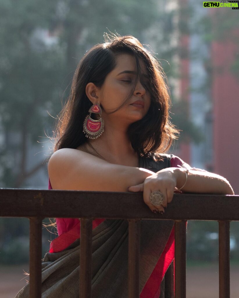 Gauri Kulkarni Instagram - Being in the Grey 🩶 Saree- @bahurupa_ P.C- @ashayrtulalwar Jewellery- @jewe_llery.box Styled by - @rupalibhosle 😘 Nails- @nakhrel _nails