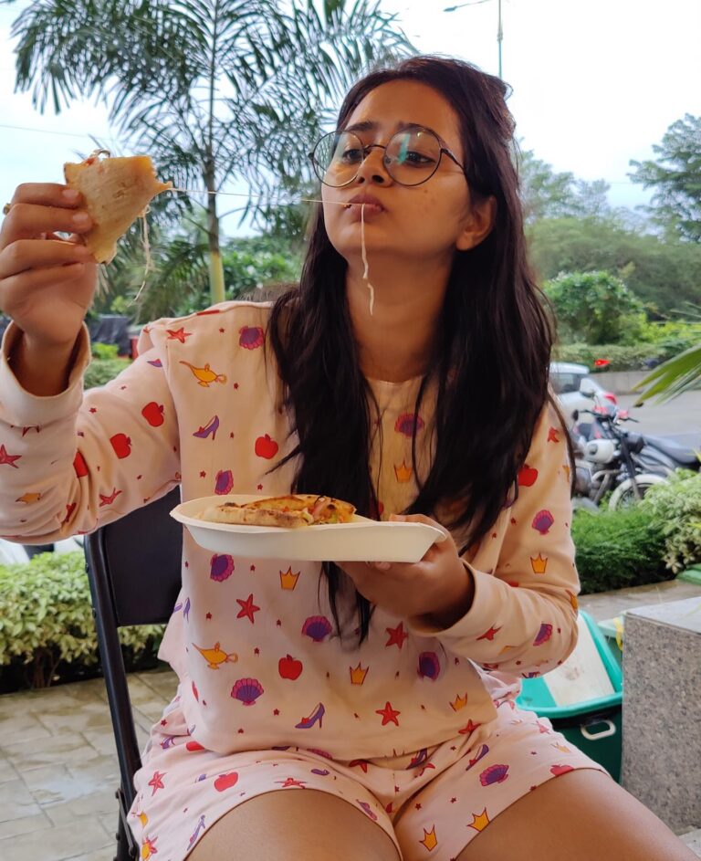 Gauri Kulkarni Instagram - Healthy food khaya karo guys please 🫠😊🩵 P.C.- @ashayrtulalwar