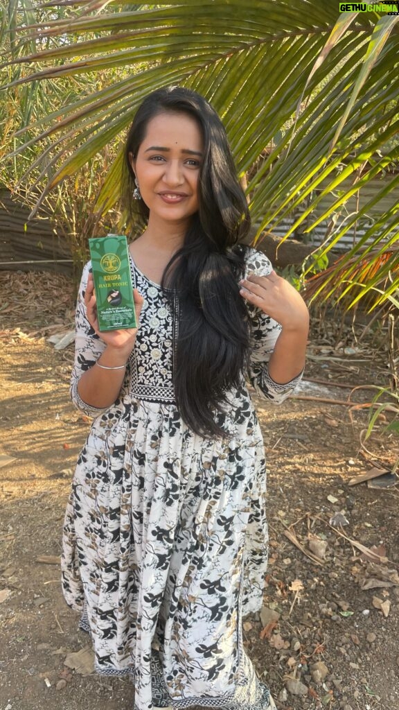 Gauri Kulkarni Instagram - माझ्या काळ्या भोर लांब सडक दाट केसांचे रहस्य- Krupa Hair Tonic🤗 #krupahairtonic #healthyhair #gaurikulkarni Thank you @sagar_rome