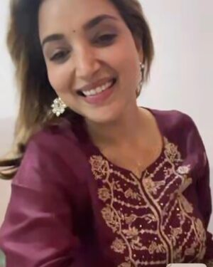 Gauri Kulkarni Instagram - Happy Diwali everyone 🎇🩷

My saree- @bahurupa_