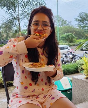 Gauri Kulkarni Instagram - Healthy food khaya karo guys please 🫠😊🩵
P.C.- @ashayrtulalwar