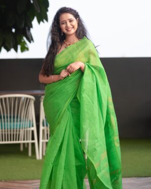 Gauri Kulkarni Instagram - It’s the Humidity 😒💚

Saree- @thechaphatales 
Make up- @nikitadhaygude_makeupartist 
Hair- @nehavaishnav_makeover 
P. C- @luminousproductionsindia