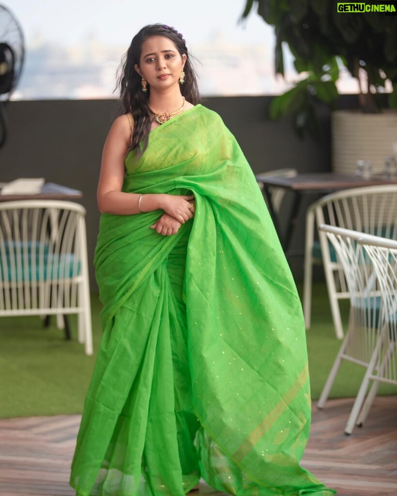 Gauri Kulkarni Instagram - It’s the Humidity 😒💚 Saree- @thechaphatales Make up- @nikitadhaygude_makeupartist Hair- @nehavaishnav_makeover P. C- @luminousproductionsindia