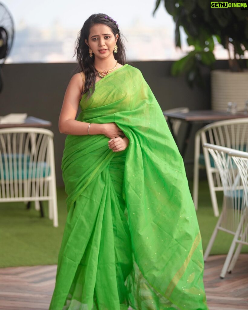 Gauri Kulkarni Instagram - It’s the Humidity 😒💚 Saree- @thechaphatales Make up- @nikitadhaygude_makeupartist Hair- @nehavaishnav_makeover P. C- @luminousproductionsindia