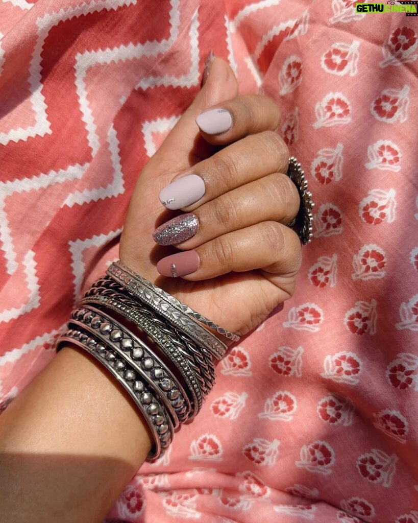 Gauri Kulkarni Instagram - When nakhrel nail compliments Sadagi💕 Nails by : @nakhrel_nails