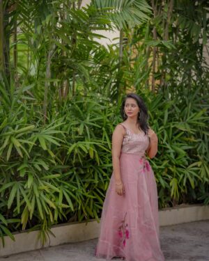 Gauri Kulkarni Instagram - When people call you Barbie 🩷🤭🌸

Dress- @_vastralekha_ 
P.C- @rushikeshhoshingphotography 
Styled- @tanmay_jangam