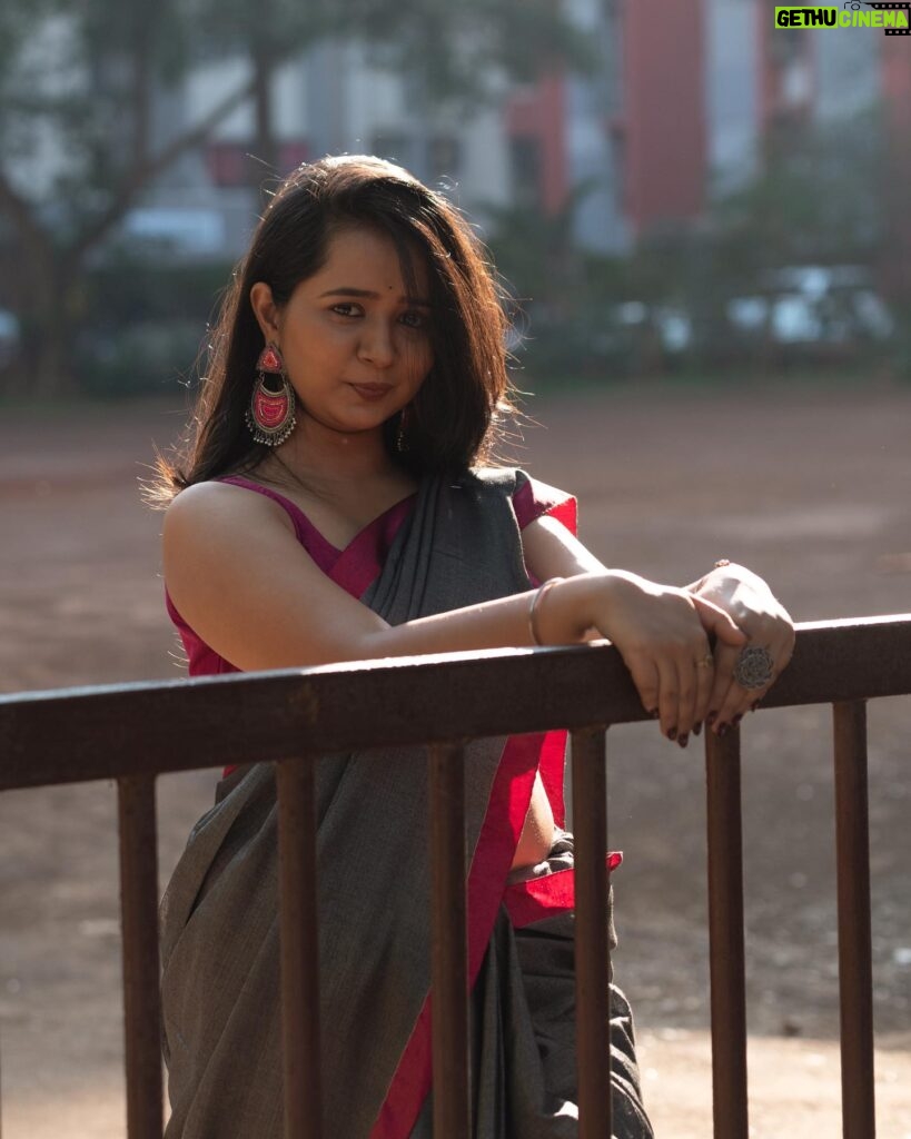 Gauri Kulkarni Instagram - Being in the Grey 🩶 Saree- @bahurupa_ P.C- @ashayrtulalwar Jewellery- @jewe_llery.box Styled by - @rupalibhosle 😘 Nails- @nakhrel _nails