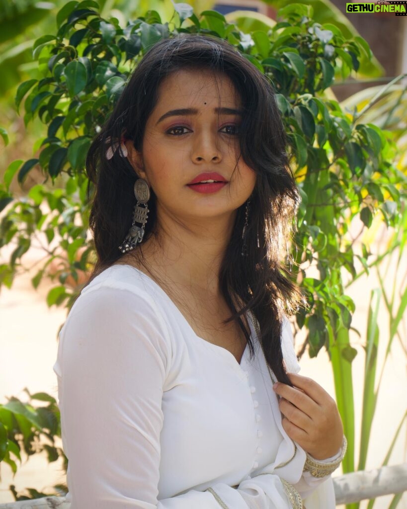 Gauri Kulkarni Instagram - Happiest money plant and me 🤍💚 Jewellery- @nupurvaaicollection Dress- @vastravalay P.C- @meshreysawant ❤️