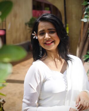 Gauri Kulkarni Instagram - Happiest money plant and me 🤍💚

Jewellery- @nupurvaaicollection 
Dress- @vastravalay 
P.C- @meshreysawant ❤️