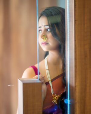 Gauri Kulkarni Instagram - My holi plans..
घरातून दुसऱ्यांना रंग खेळताना पाहणे 🙂😊

P.C- @awphotography1020 
Make up- @vrushalimakeupstudio_academy 
Saree- @shivshahi_paithani07 
Styled by- @tanmay_jangam