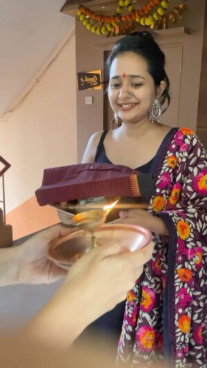 Gauri Kulkarni Instagram - सणासुदीला घराची, घरच्यांची , नातेवाईकांची, बीडची तीव्रतेने आठवण येते. सततच्या शूटींग मुळे बीडला जाणं होत नाही. त्यामुळे यावेळेस प्रथमच मी माझ्या मुंबईच्या घरात गणपती बसवायचा ठरवलं आणि बाप्पा माझ्या घरी आला. नुसताच आला नाही तर गावाकडच्या आठवणी, गावाकडची लोकं व त्यांची उबदार माया आणि जिव्हाळा घेऊन आला. आता कसं घर भरल्यासारखं वाटतंय!!! 
गणपती बाप्पा मोरया!!! 🌺🙏🏻
बाप्पाची मूर्ती -  @pushkarajchirputkar & @letsstartadventures 
पूजेची तयारी - @imjiinal & @sandesh_pawarr 😘
caption- @wadekaraditya 🩷