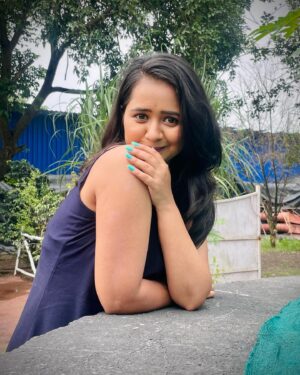 Gauri Kulkarni Instagram - Flaunting my favourites 💙💚

Dress- @sadagi.in 😘
Nails- @nakhrel_nails 😊