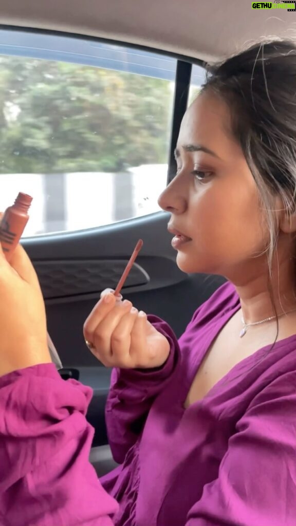 Gauri Kulkarni Instagram - चालता-फिरता Make up 😉😂 Comment for more make up tutorials 😝 #mumbaipune #makeupdiaries #gaurikulkarni #kadhihikuthehi