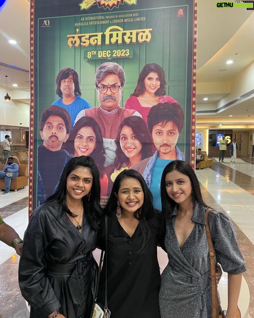 Gauri Kulkarni Instagram - ‘लंडन मिसळ’ premier it is ❤️ @rutuja_bagwe , @shrotriritikaofficial you were fabulous in the movie🙏🏻🤗 Thank you @rutuja_bagwe for inviting me, i attended a Premier show for the first time and what a fun movie it was 🥹😘 जवळच्या चित्रपटगृहात जाऊनच पहा 😊❤️