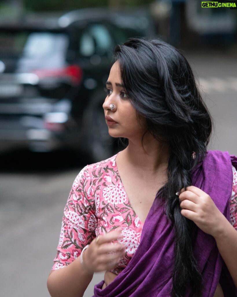 Gauri Kulkarni Instagram - Nose pin is new 💜 Saree- @maanto.in P.C- @ashayrtulalwar