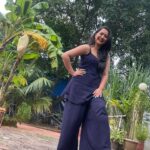 Gauri Kulkarni Instagram – Flaunting my favourites 💙💚

Dress- @sadagi.in 😘
Nails- @nakhrel_nails 😊