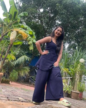 Gauri Kulkarni Instagram - Flaunting my favourites 💙💚

Dress- @sadagi.in 😘
Nails- @nakhrel_nails 😊