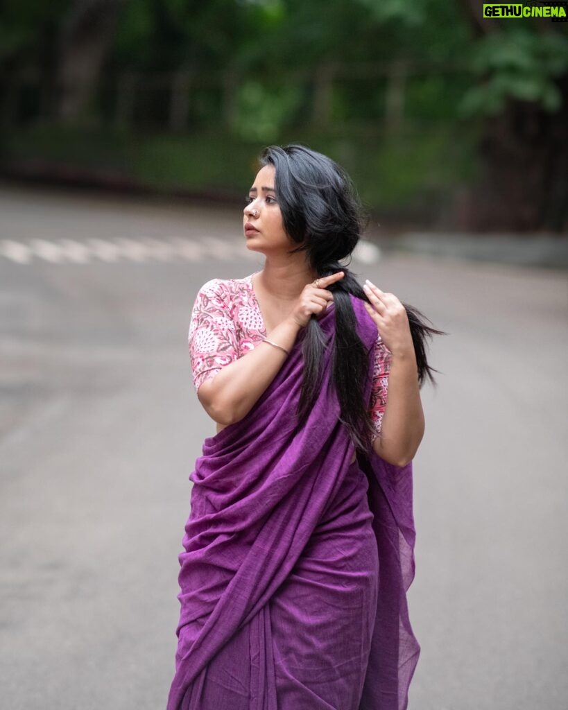 Gauri Kulkarni Instagram - Nose pin is new 💜 Saree- @maanto.in P.C- @ashayrtulalwar