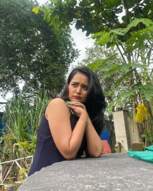 Gauri Kulkarni Instagram - Flaunting my favourites 💙💚

Dress- @sadagi.in 😘
Nails- @nakhrel_nails 😊