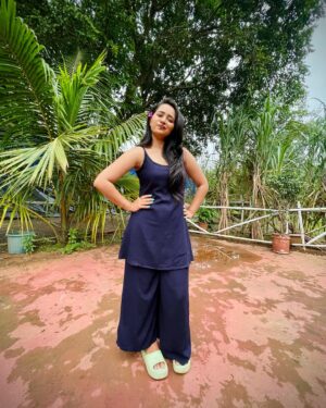 Gauri Kulkarni Instagram - Flaunting my favourites 💙💚

Dress- @sadagi.in 😘
Nails- @nakhrel_nails 😊