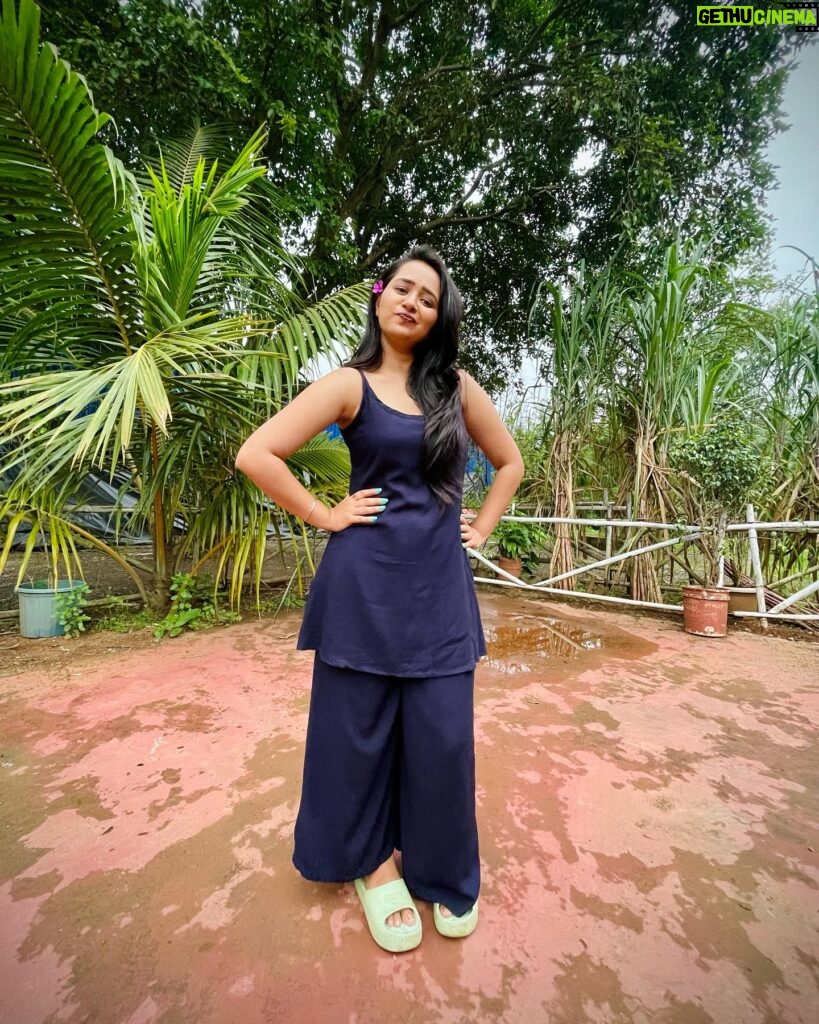 Gauri Kulkarni Instagram - Flaunting my favourites 💙💚 Dress- @sadagi.in 😘 Nails- @nakhrel_nails 😊