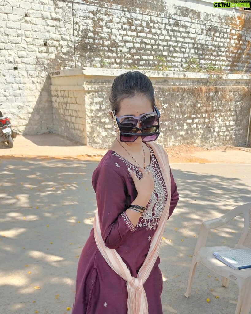 Gauri Kulkarni Instagram - Someone- किती ऊन आहे ना? Le Me- कुठेय ऊन? मला नाही दिसत..!🤪 P.C.- @v_ambhore @sunmarathi @premas_rang_yave