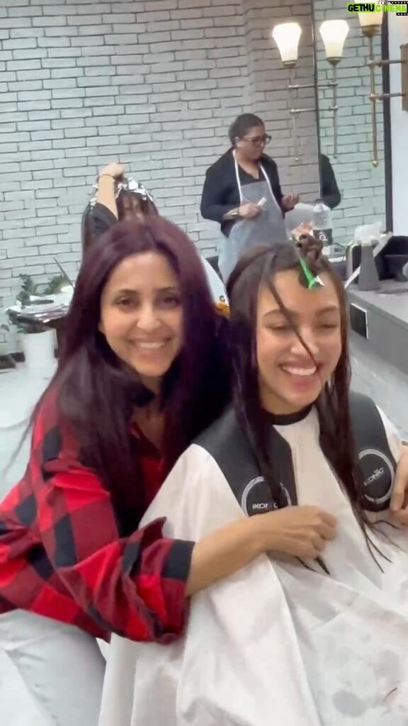 Gautami Kapoor Instagram - When #onscreen #relatives meet in #salonmuah … #gautamikapoor #sahherbambba #bollywood #celebstyle #movies #viral #salongettogether #trending #motheranddaughter #bandra #schwarzkopf #explorepage✨ #haircut #hairtransformation #beauty #brunette #redhair #curtainbangs #blowdry #iron