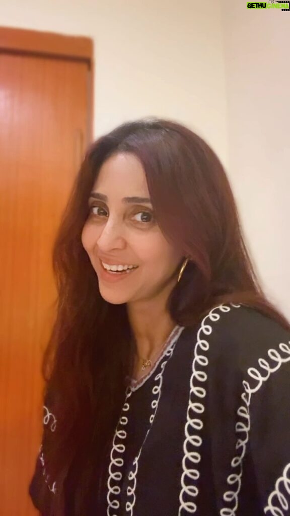 Gautami Kapoor Instagram - When on holiday and friends take long to get ready 😩…. The only thing I can think of doing is a reel!!! #oldisgold #nostalgia #evergrrensong🥰🥰