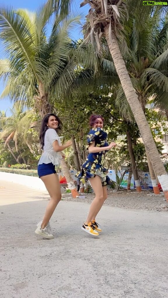 Gautami Kapoor Instagram - 🌴💃🌺☀️👯‍♀️🫶🏻 #dance #duo #fyp #jabwemet #yehishqhay #explore #trend