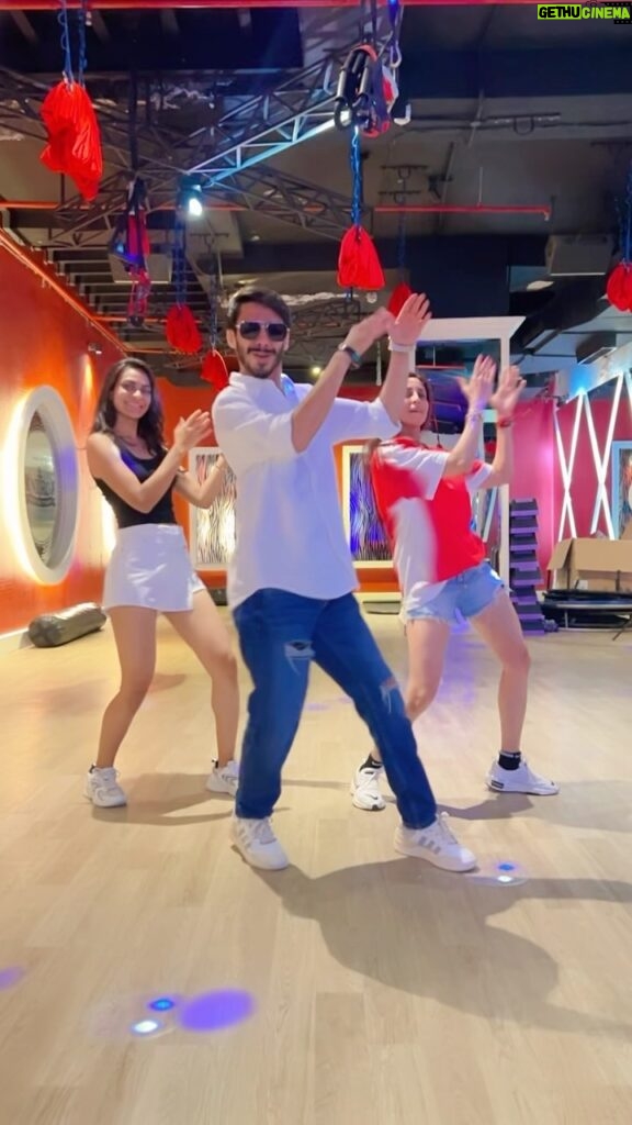 Gautami Kapoor Instagram - The quickest reel we have ever shot 😉📸 Dancing on loop to this choreography @shazebsheikh #dance #fyp #trendingreels #explore #shahzeb #donttouchme #vibes