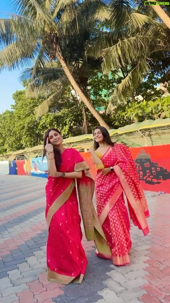 Gautami Kapoor Instagram - गुलाबी साड़ी 🌺🫶🏻👯‍♀️🫰🏻 Finally managed to dance in a saree with 👟 😉 #saree #duo ##fyp #fav #explore #trending #dancersofinstagram #gulabisadi🌸💗