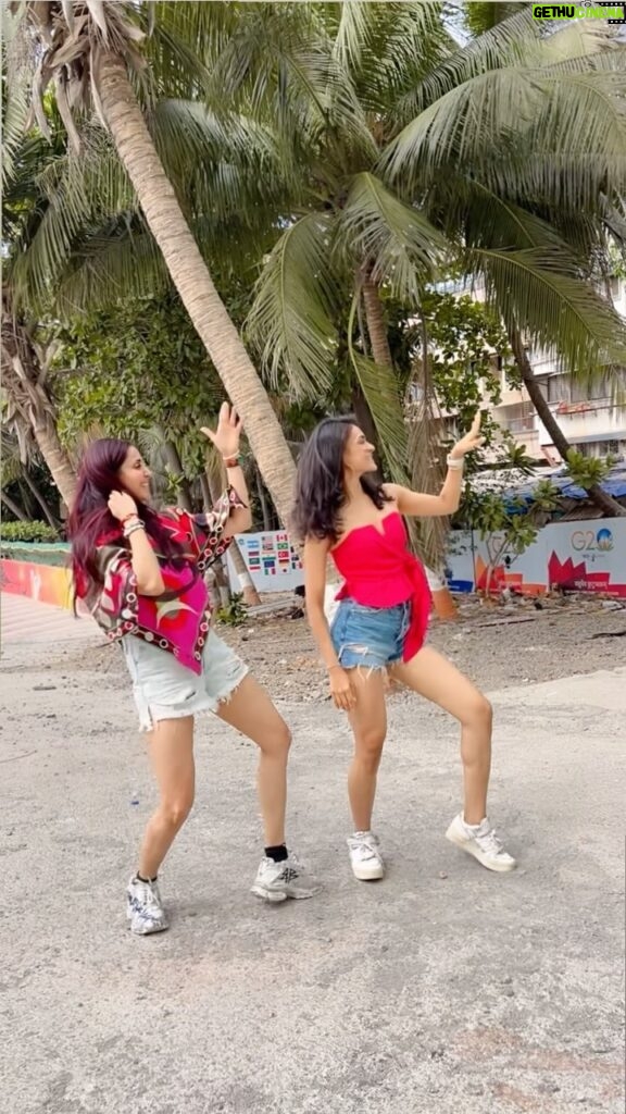 Gautami Kapoor Instagram - Dancing with my main squeeze! 💃 🩷 @gautamikapoor #dance #duo #party #fun #vibes #trendingreels #explore