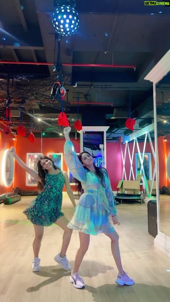 Gautami Kapoor Instagram - The joy @gautamikapoor spreads is contagious ❤️💃👯‍♀️ (Stepper , phone and get set go 😅) #reels #fyp #duo #chitiyakalaiyasong #vibe #explore