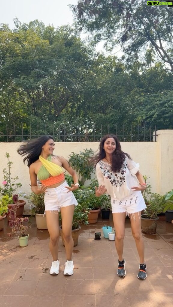 Gautami Kapoor Instagram - Had to try the hookstep with my dance partner @gautamikapoor 💃 @iamsrk #dunkidrop2 #dancechallenge #hookstep #luttputtgaya #srk #trendingreels #viral #fypシ #duo