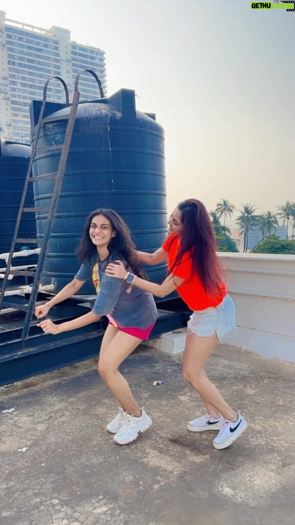 Gautami Kapoor Instagram - Laughing, twirling, dancing & enjoying with my favourite dance buddy 💃 @gautamikapoor #dhadak #train #fyp #trend #duo #dance #insta #dancersofinsta