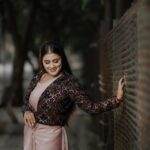Gauthami Jadav Instagram - 🌸🖤 Makeup @makeover_by_rashmimanoj hairdo @hairstyle_banu Designer @mikhu_boutique Photography @mega_mind_photography #trending #designer #makeup #nominationevent #zeekannada
