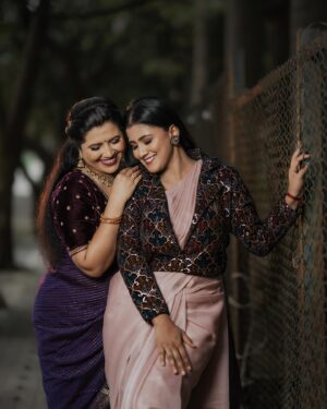 Gauthami Jadav Instagram - #TheSisterhood👭
Makeup @makeover_by_rashmimanoj 
Hairdo @hairstyle_banu 
Photography @mega_mind_photography 
Jewels @sakhi_rental_jewellery 
Designer @mikhu_boutique 

#sisterhood #sister #smile #bond #positive