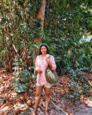 Gayatri Jayaraman Instagram - Beach ready! Walking from the forest cover of Barefoot Resorts to Radhanagar Beach. It's hot so an oversized cool shirt is the best option! What's in the bag? Sunblock, sunglasses, a hat and odomos!