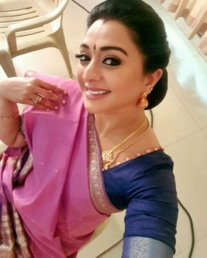 Gayatri Jayaraman Instagram - Working hard....valli thirumanam today kayal tomorrow....just wish we could shift the shooting to a nice cool hill station!