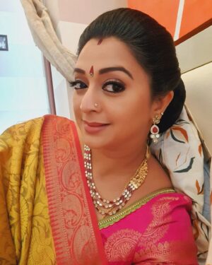 Gayatri Jayaraman Instagram - Resting between shots on Valli Thirumanam sets....