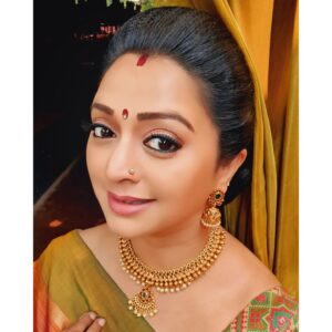 Gayatri Jayaraman Instagram - Thank you @nagai_kadai for this lovely jewellery! Check out their page and fall in love with every set. Traditional jewellery that defines you!
#instajewelry #southindianjewellery #indianjewellery #womenentrepreneurs #reseller #traditionaljewellery #fashionjewelleryindia