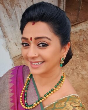 Gayatri Jayaraman Instagram - Happy Onam from the sets of Valli Thirumanam!! No holiday...no onam sadhya...was looking forward to a traditional yummy lunch!