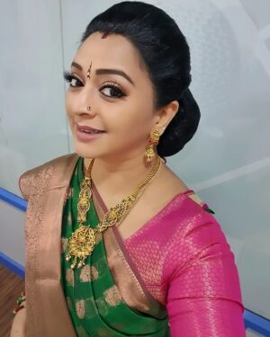 Gayatri Jayaraman Instagram - Another day on the sets of Valli thirumanam.....leaving a sick child at home to be at work today....the difficulties of a working mom!