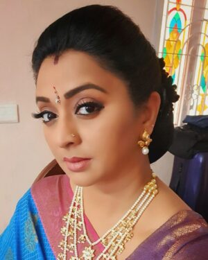 Gayatri Jayaraman Instagram - Shooting In a closed room and just dying sweating today....some days are harder than others.....someone needs to invent an ac that can attach to clothes!