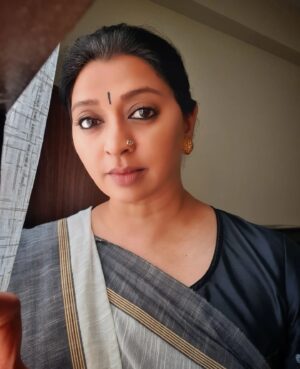 Gayatri Jayaraman Instagram - When u think you are wearing a beautiful saree but the photo makes you look like a jail qaidi! (Jail convict) 🤣🤣🤣😅 . Accepting my greys gracefully!